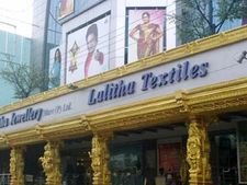 ஜவுளிக் கடையில் வாடிக்கையாளர்களுக்கு வழங்க பட்டாசு பதுக்கல்-லலிதா ஜூவல்லரி உரிமையாளர்கள் கைது