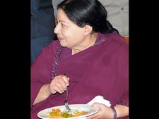 பெங்களூர்: காரிலேயே மதிய உணவை சாப்பிட்ட ஜெயலலிதா!
