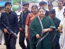 தனி விமானத்தில் வந்து சிறப்பு கோர்ட்டில் முதல் முறையாக ஜெ. ஆஜர்- ஐந்தரை மணி நேரம் விசாரணை