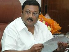 விவசாய நிலையத்தில் மகன் தயாநிதி கட்டிய கல்லூரி- அமைச்சர் அழகிரிக்கு கலெக்டர் சகாயம் நோட்டீஸ்