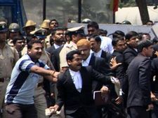 பெங்களூரில் போலீசார்-நிருபர்கள் மீது வக்கீல்கள் பயங்கர தாக்குதல், வாகனங்களுக்கு தீ வைப்பு