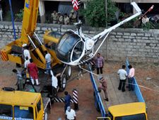பெங்களூரில் அபார்ட்மென்ட் மாடியில் அவசரமாக தரையிறங்கிய ஹெலிகாப்டர்