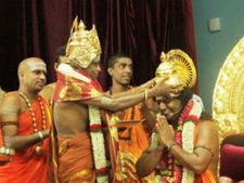மதுரை மீனாட்சி அம்மன் கோவிலுக்குள் நித்தியானந்தாவை கூட்டிப் போனார் மதுரை ஆதீனம்!