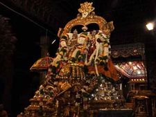 மதுரை மீனாட்சிக்கு பட்டாபிஷேகம்... மக்கள் பக்திப் பரவசத்துடன் கோலாகலம்