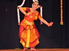 துபாயில் ந‌டந்த பூஜாவின் பரத நாட்டிய அரங்கேற்றம் 