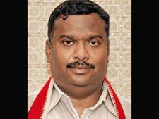 புதுக்கோட்டை: அதிமுக வேட்பாளர் காரில் அமைச்சர் முன்னிலையில் சோதனை- பரபரப்பு