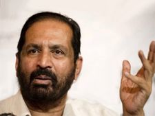கல்மாடிக்கு எதிராக கருப்பு கொடி, தள்ளுமுள்ளு-புனேயில் பரபரப்பு