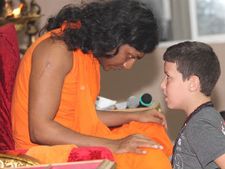 நித்தியானந்தா ஒரு குழந்தை, விட்டுடுங்க... போலீஸாரிடம் மன்றாடிய பெண் விஞ்ஞானி!!