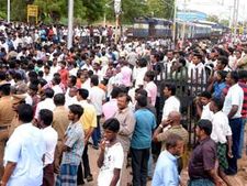 தூத்துக்குடியில் 3 ரயில்கள் சிறைப்பிடிப்பு, ரயில்கள் தாமதம்: குமரியில் கடையடைப்பு