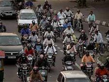 பஸ் ஸ்டிரைக்.. பெங்களூரில் மக்கள் பெரும்பாடு; டூ வீலர்களால் நிரம்பி வழியும் நகரம்!
