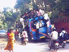 பஸ் ஸ்டிரைக்: 'ஐடி நகரமான' பெங்களூரில் தனியார் பஸ்களில் கூரை மீது பயணிக்கும் மக்கள்!