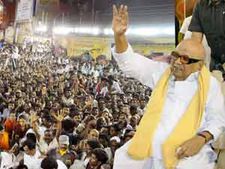 கருணாநிதியை வரவேற்க சாமி வேடத்தில் 'டான்ஸ்'... டிஜிபியிடம் புகார்!