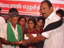 தீக்குளித்து உயிரிழந்த விஜயராஜ் குடும்பத்திற்கு வைகோ நிதி உதவி