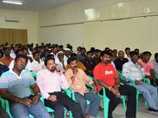 துபாயில் தொழிலாளர்களை அலுப்பை மறந்து சிரிக்க வைத்த நகைச்சுவை சங்கமம்