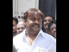 நிருபர்களிடம் சிரிச்சுக்கிட்டே பேசிய விஜயகாந்த்!