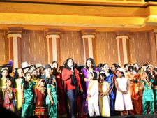 துபாயில் 'குட்டீஸ்' கலக்கிய டான்ஸ் நிகழ்ச்சி