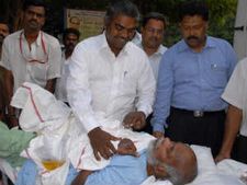இறந்துவிட்டதாக நினைத்த தந்தையை 15 ஆண்டுகள் கழித்து சந்தித்த மகன்!