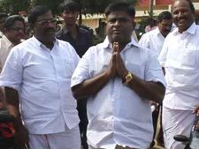 காலை உடைங்கடா... நிருபர்களை மிரட்டி பின் கை கூப்பி மன்னிப்பு கேட்ட பாமக பிரமுகர்!