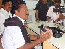 தமிழர்களை கொன்று குவிக்கும் சிங்கள அரசுக்கு உதவி செய்யும் காங்கிரஸ் அரசு: வைகோ குற்றச்சாட்டு