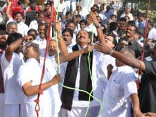 கட்சிக்கொடி ஏற்றி பொங்கல் கொண்டாடிய வைகோ… கலிங்கபட்டியில் உற்சாகம்