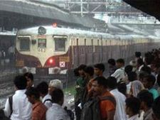 மூட்டை பூச்சி, எலிகள் தொல்லை: சேலத்தில் ரயிலை நிறுத்தி போராட்டத்தில் இறங்கிய பயணிகள்