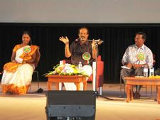 துபாயில் மனைவியுடன் டூயட் பாடிய திண்டுக்கல் லியோனி