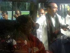 கரூர் அருகே விபத்தில் சிக்கியவர்களை மீட்ட வைகோ!