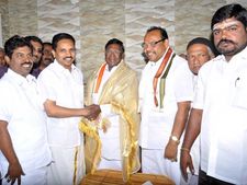 மதுரை-துபாய் நேரடி விமான சேவை: அமைச்சர் நாராயணசாமியிடம் கோரிக்கை