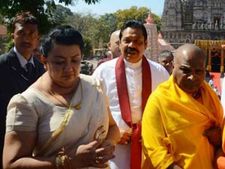 பலத்த எதிர்ப்புக்கிடையே திருப்பதியில் சாமி கும்பிட்ட ராஜபக்சே!