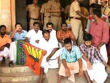 தூத்துக்குடி பெண்ணுக்கு நேர்ந்த பயங்கரம் - காதலன் உள்பட 12 பேர் கும்பல் 3 நாட்கள் கற்பழிப்பு