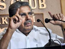 நான் மன்னிப்பு கேட்டேன், அதைக் கேட்டு பெண் செய்தியாளர் சிரித்தார் - வயலார் ரவி