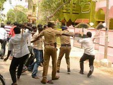 விருதுநகரில் காங்.எம்.பி. அலுவலகத்தை முற்றுகையிட வந்த மாணவர்கள் மீது தாக்குதல்!