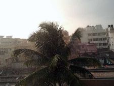 பெங்களூரில் காலையில்  செம வெயில்.. மாலையில் வெளுத்து வாங்கிய மழை!