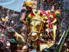 விஐபிகளுக்கு 'நோ ப்ரீ பாஸ்'... கூட்டத்தோடு கூட்டமா அழகர் ஆத்துல இறங்குறத பாத்துக்கங்கப்பா!