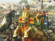 சித்திரை திருவிழா: மீனாட்சி கல்யாணம் பார்க்க வரும் கள்ளழகர்!