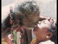 குழந்தை வரம் கேட்கும் பெண்களுக்கு 'லிப் டூ லிப்' வாழைப்பழம் தரும் சாமியார்...!! 