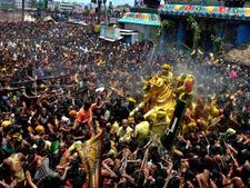 பச்சைப் பட்டு உடுத்தி வைகையில் இறங்கினார் கள்ளழகர்