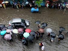 கனமழை: வெள்ளக்காடான மும்பை- இயல்பு வாழ்க்கை பாதிப்பு
