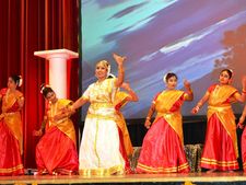 இது துபாயா, இந்தியாவா?: வியக்க வைத்த நிரித்யசமர்ப்பண் 2013