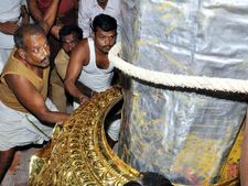மதுரை மீனாட்சி அம்மன் கோவிலில் தங்க கொடி மரம் 
