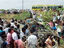 புதுக்கோட்டையில் ஆட்டோ மீது தனியார் பஸ் மோதி 9 பள்ளிக் குழந்தைகள் பலி!! 3 பேர் கவலைக்கிடம்!!