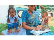 பாடசாலை சென்று கல்வி கற்கும் குரங்கு 'ராணி'