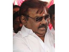 கோர்ட்டில் ஆஜராகி முன் ஜாமீன் பெற்றார் விஜயகாந்த்..  வக்கீல்கள், கட்சியினர் 'கப்சிப்'!
