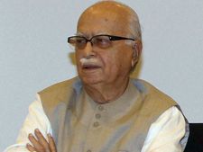 வாட்டர் பாக்கெட்டைத் தூக்கி வீசி அத்வானி கூட்டத்தில் ஒரே சண்டை!