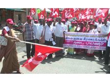 தூத்துக்குடி - திருச்செந்தூர் சாலையை சீரமைக்க்க கோரி சிபிஎம் நடைப்பயணம்