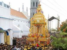 300 வருட பழமையான பனிமய மாதா ஆலயத்தில் தங்கத்  தேரோட்டம்