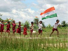 சுதந்திர தினம்: பட்டொளி வீசி பறக்க தயாராகும் தேசிய கொடிகள்
