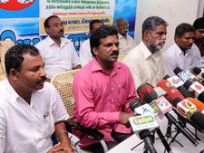 மணல் குவாரிகளுக்கு நிரந்தர தடை கோரி தூத்துக்குடி மீனவர்கள் ஸ்டிரைக்