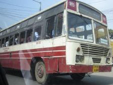 ராகிங்கின் அகோரம்... ஜூனியர்களுக்கு வாயில் மதுவை தாறுமாறாக ஊத்தி விட்ட சீனியர்கள்