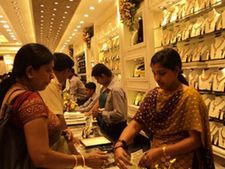 தடுமாறும் தங்க விலை: காத்து வாங்கும் நகைக்கடைகள்